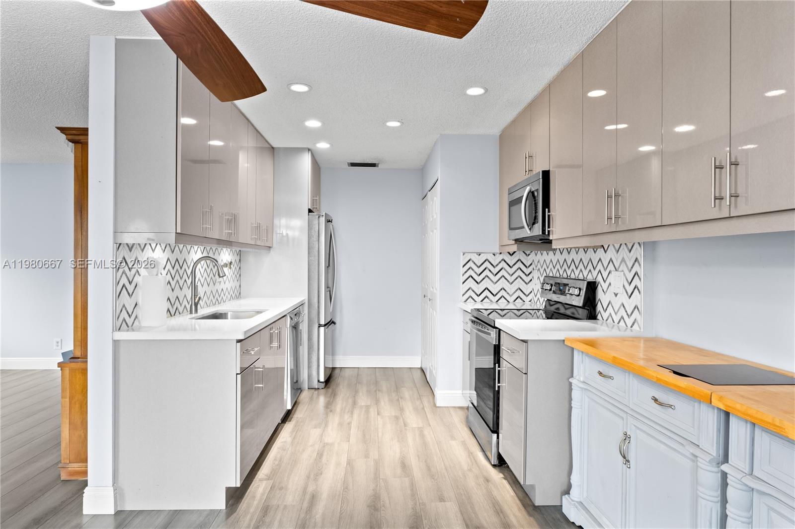 DELRAY VILLAS 3 - Residential