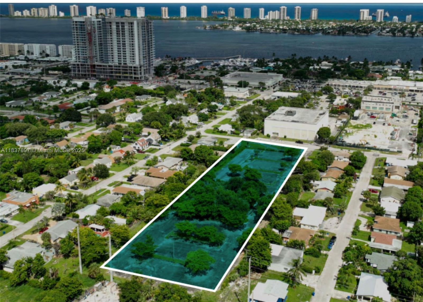 Gated and paved lot ready for immediate use
• Ideal site for boat storage and/or vehicle parking
• Close proximity to several nearby marinas and boat ramps
• 1.5 miles from Port of Palm Beach (2,500,000 tons of cargo and 400K passengers per year)
• Located one block from Broadway (US-1 Hwy)
Immediate availability.