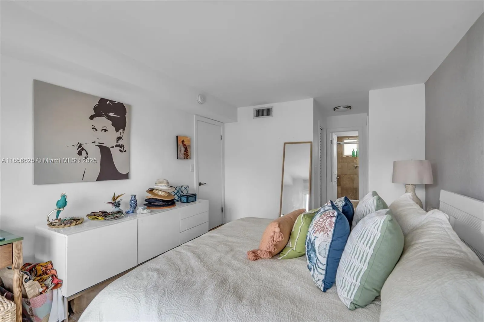 Key Biscayne, Florida 33149, United States, 1 Bedroom Bedrooms, ,2 BathroomsBathrooms,Residential,Active,190085