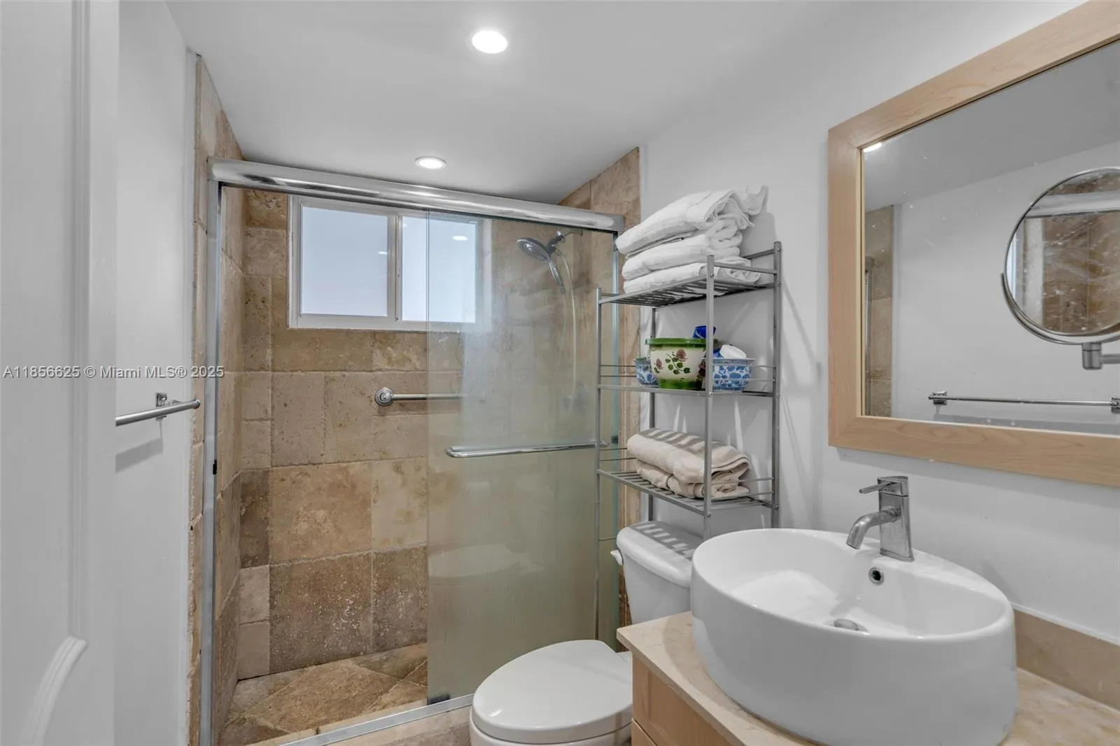 Key Biscayne, Florida 33149, United States, 1 Bedroom Bedrooms, ,2 BathroomsBathrooms,Residential,Active,190085