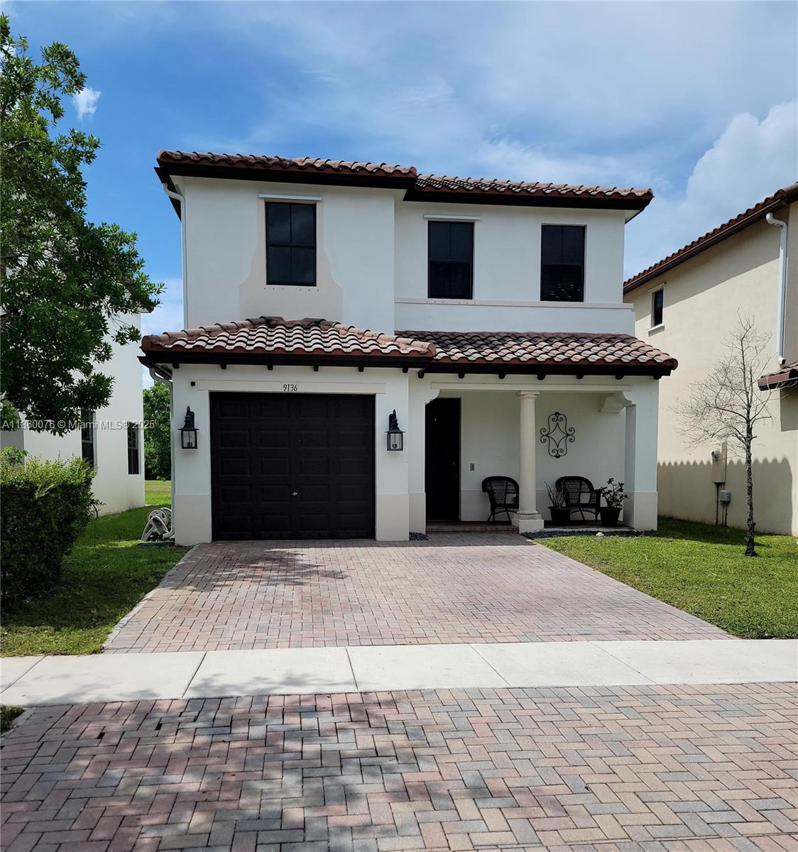 Beautiful, spacious single-family house located in the quiet and gated community of Foxcroft. With 3 spacious bedrooms, 2.5 bathrooms, fenced back yard, this home offers ample space for comfortable living. Nearby great recreational parks, schools and shops. *Applicant must have 720 credit score to become a resident as per HOA req.