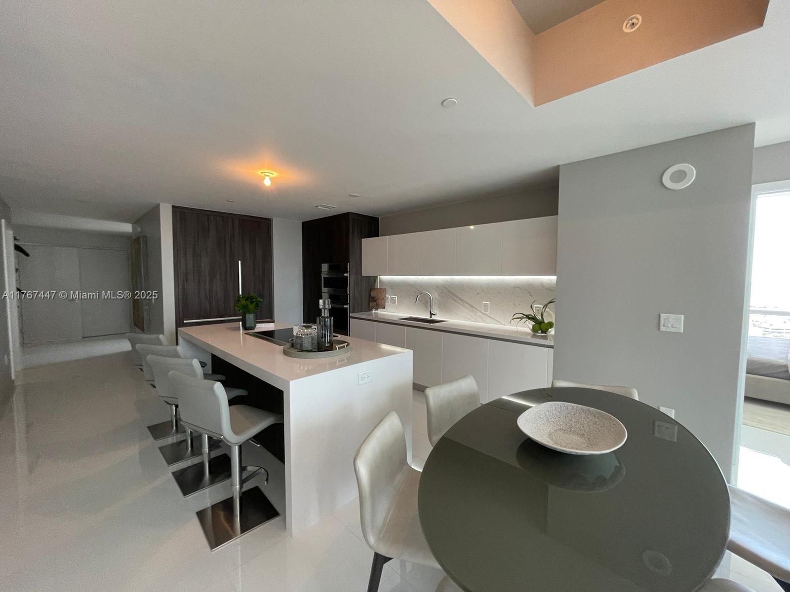 PARAMOUNT MIAMI WORLDCENT - Residential Lease