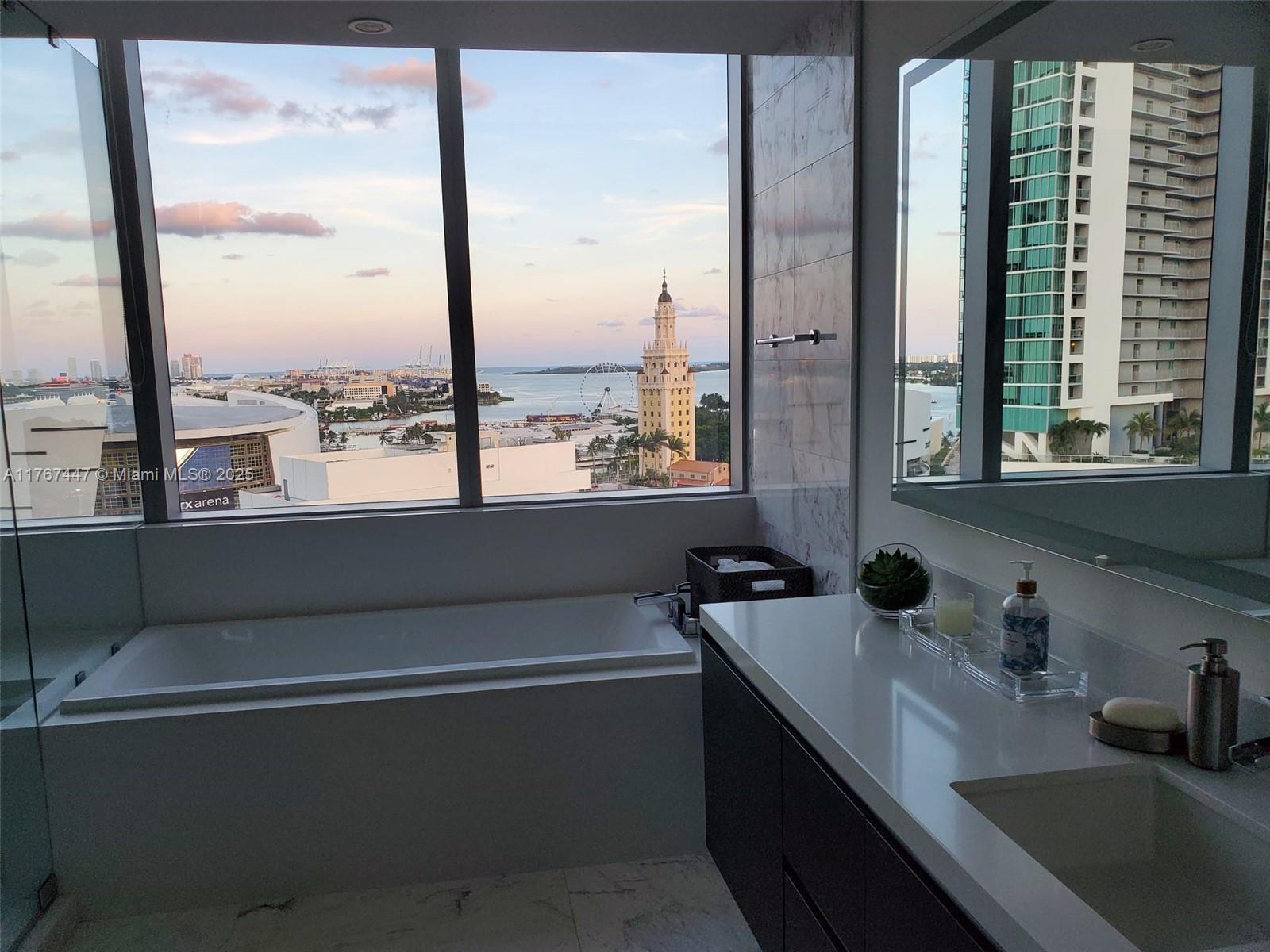 PARAMOUNT MIAMI WORLDCENT - Residential Lease