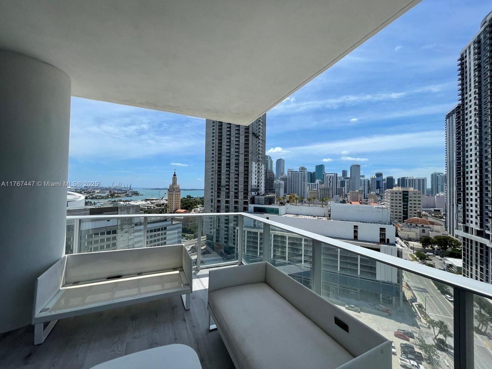 PARAMOUNT MIAMI WORLDCENT - Residential Lease