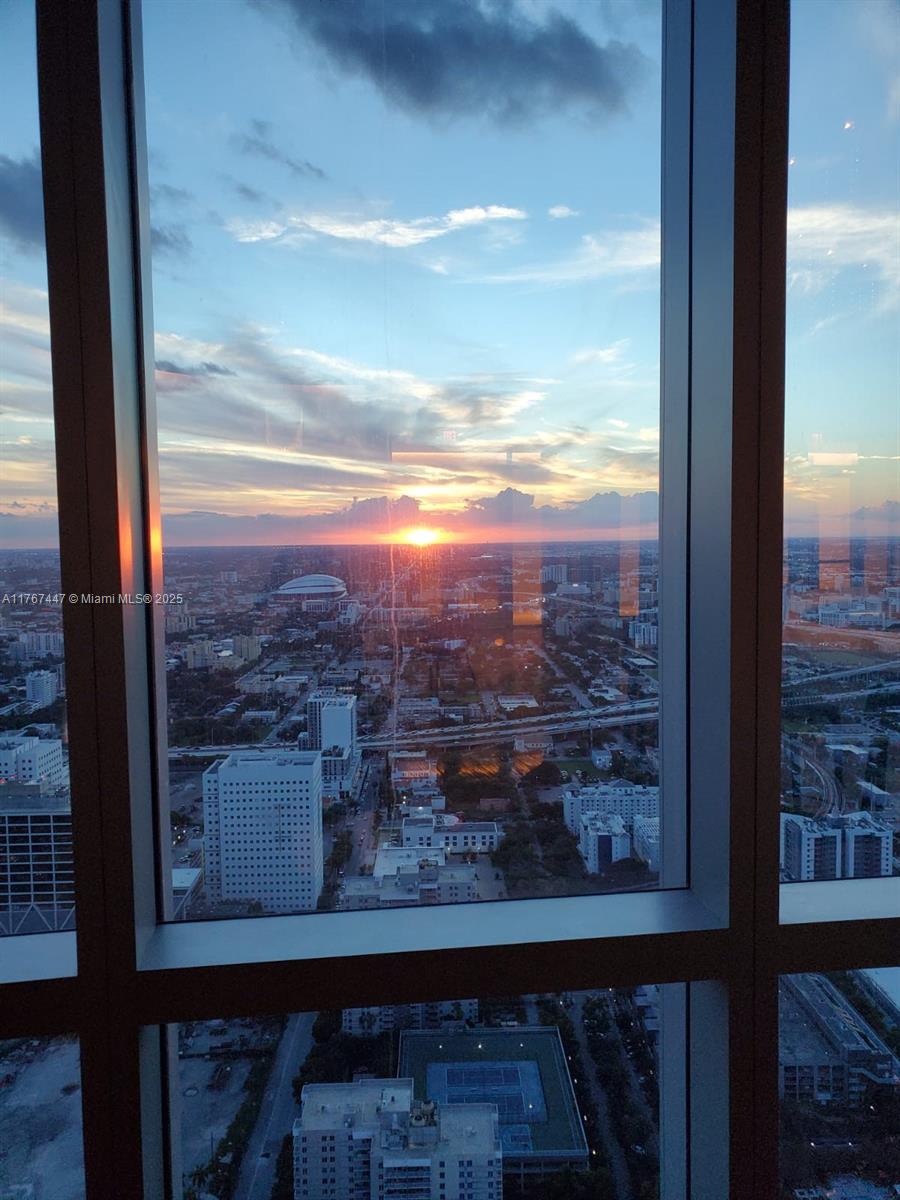 PARAMOUNT MIAMI WORLDCENT - Residential Lease