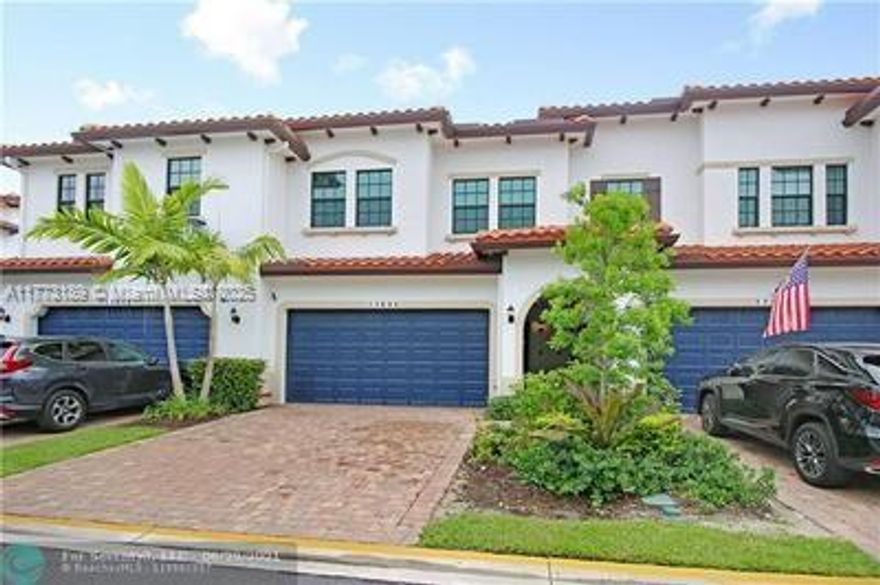 BEAUTIFUL 3/2.5 TOWNHOME WITH 2 CAR GARAGE AND RESORT STYLE GATED COMMUNITY . READY TO MOVE IN