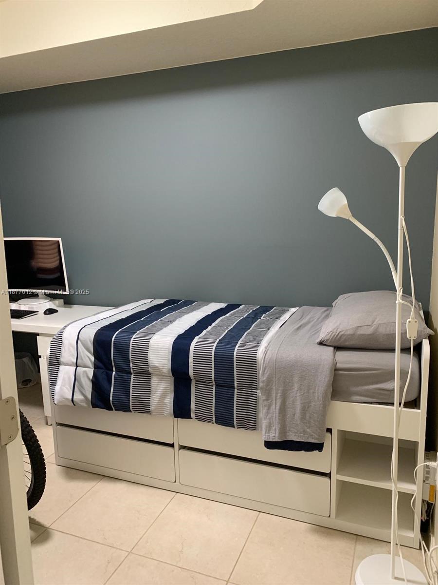 VILLAS AT HARBOR ISLES CO - Residential Lease
