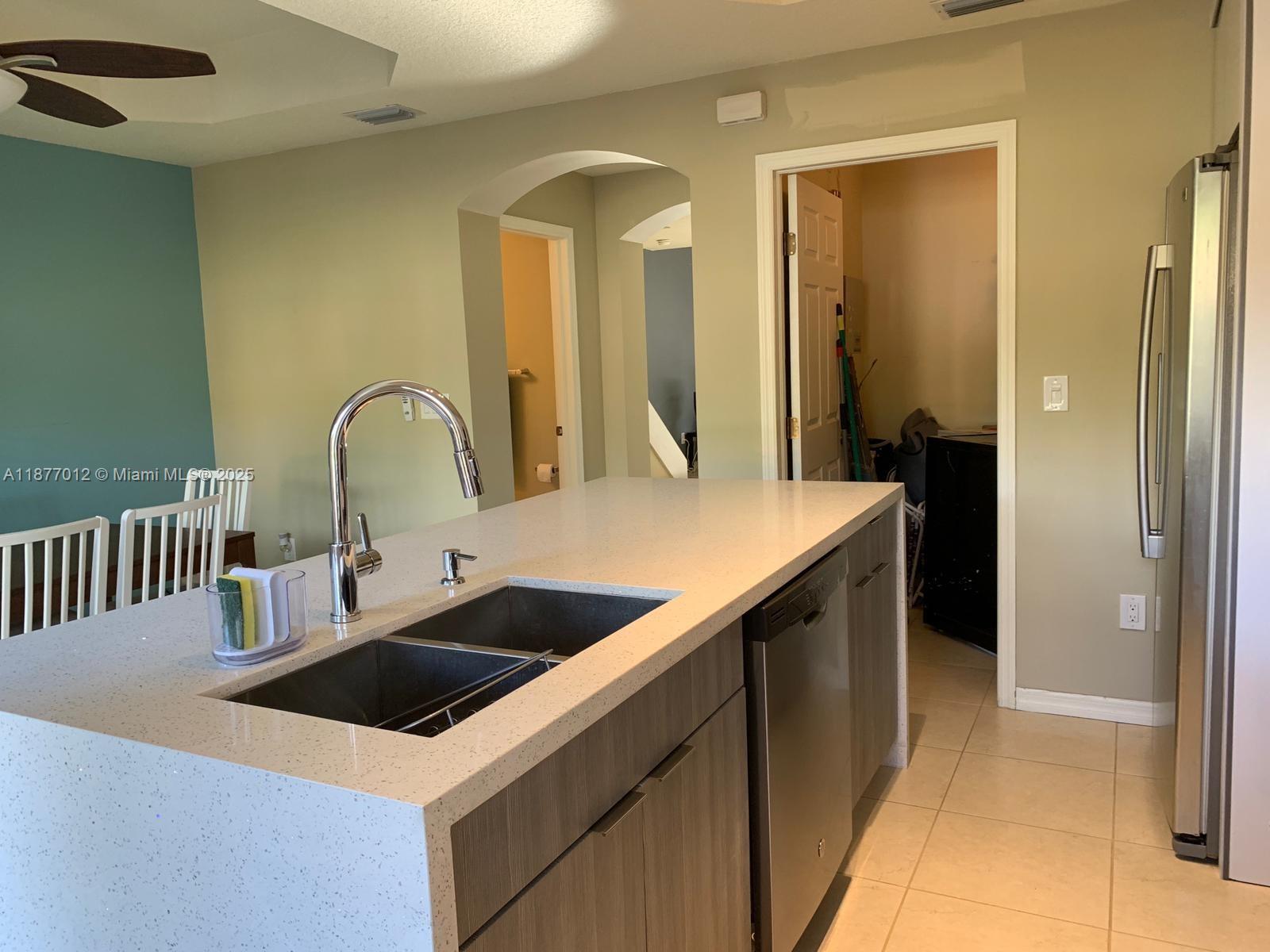 VILLAS AT HARBOR ISLES CO - Residential Lease