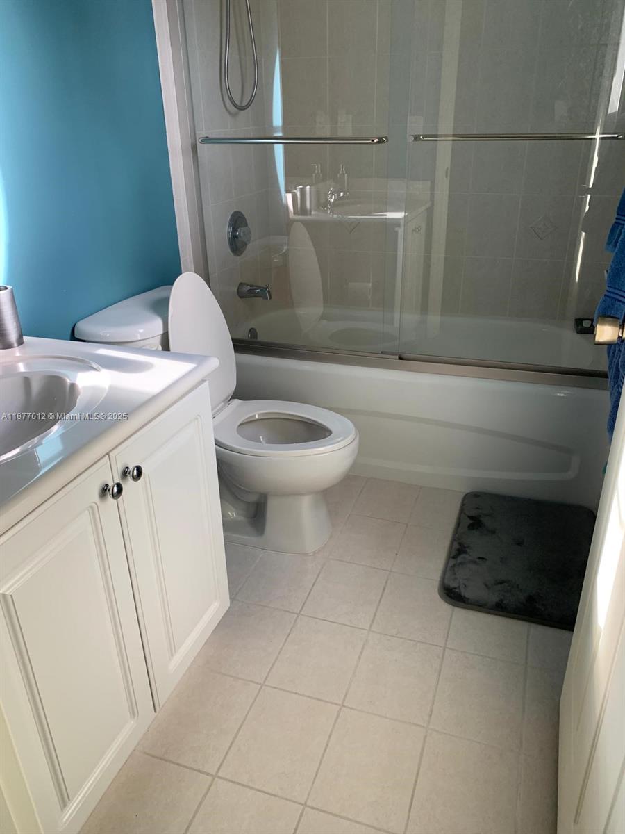 VILLAS AT HARBOR ISLES CO - Residential Lease