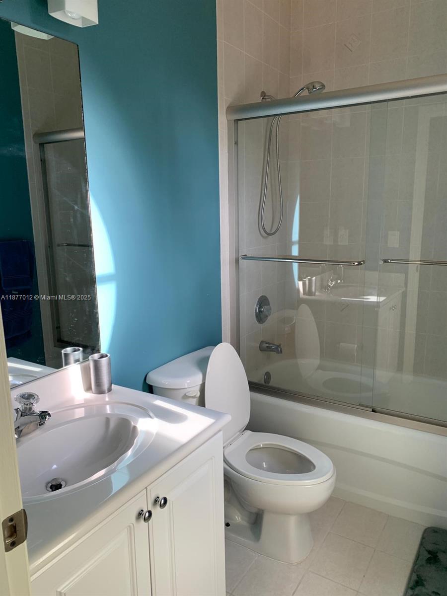 VILLAS AT HARBOR ISLES CO - Residential Lease