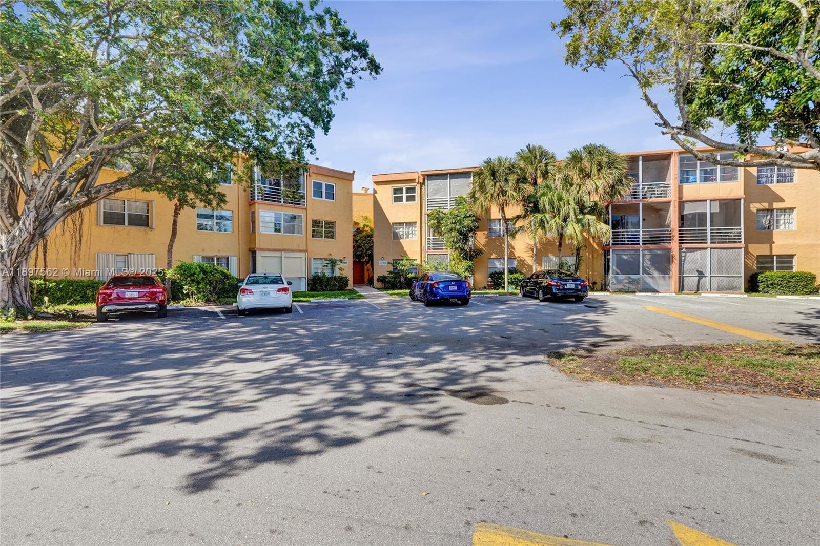 HERITAGE CIRCLE CONDO - Residential