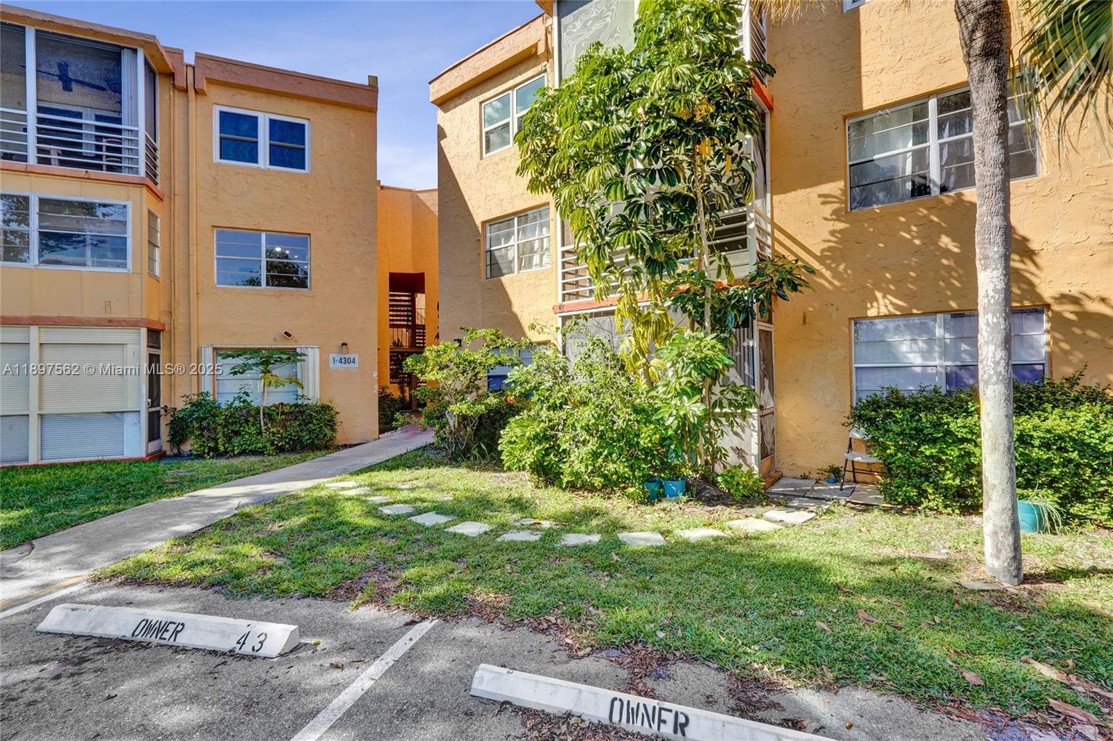 HERITAGE CIRCLE CONDO - Residential