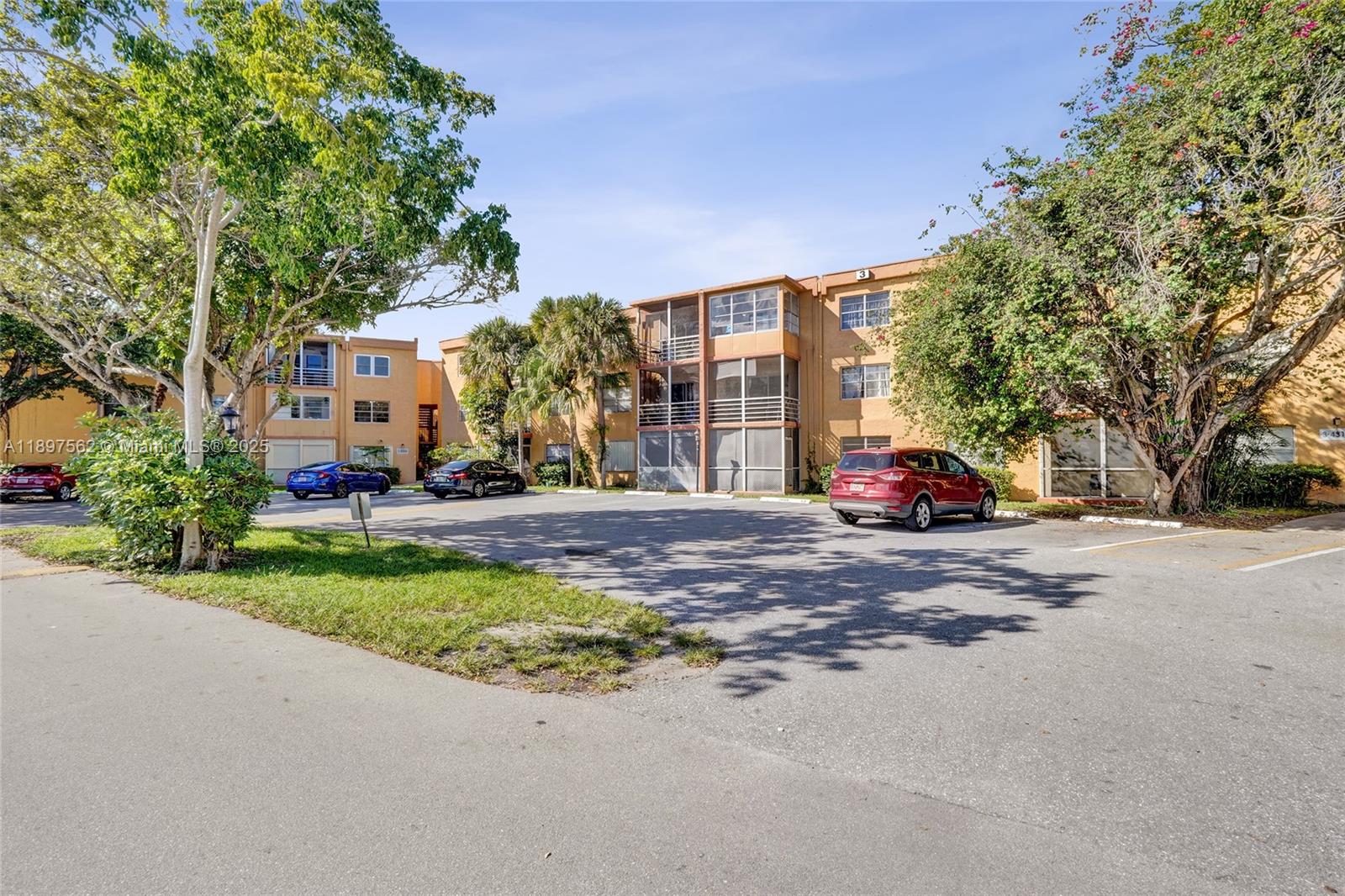 HERITAGE CIRCLE CONDO - Residential