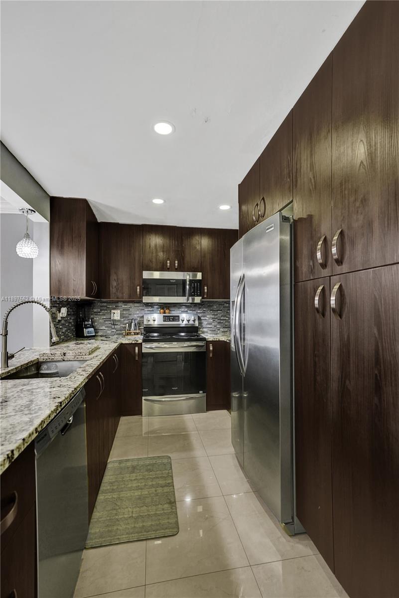 HERITAGE CIRCLE CONDO - Residential