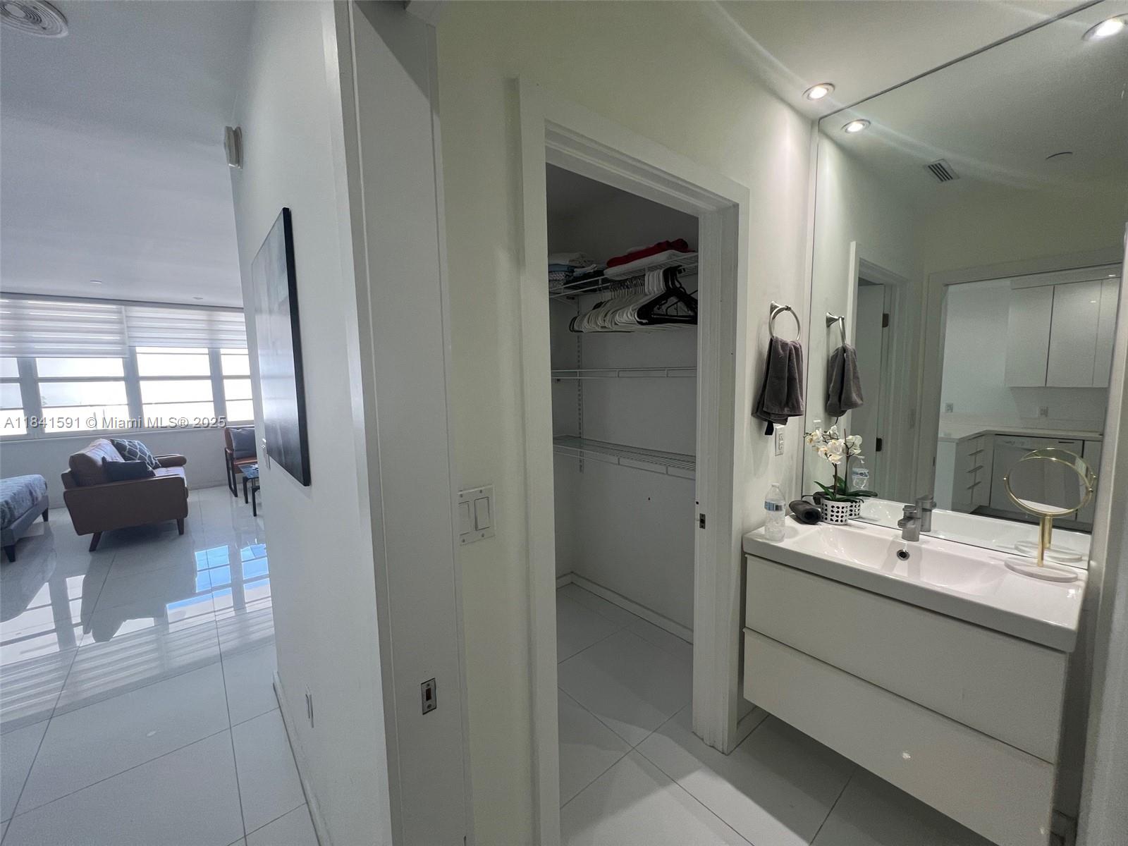 THE DECOPLAGE CONDO - Residential Lease