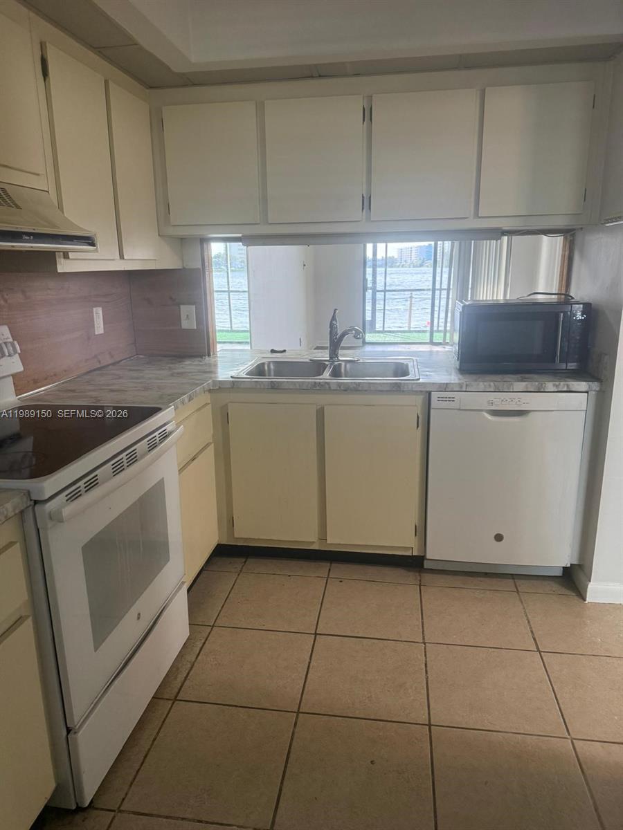 LAKE EMERALD CONDOMINIUM - Residential Lease