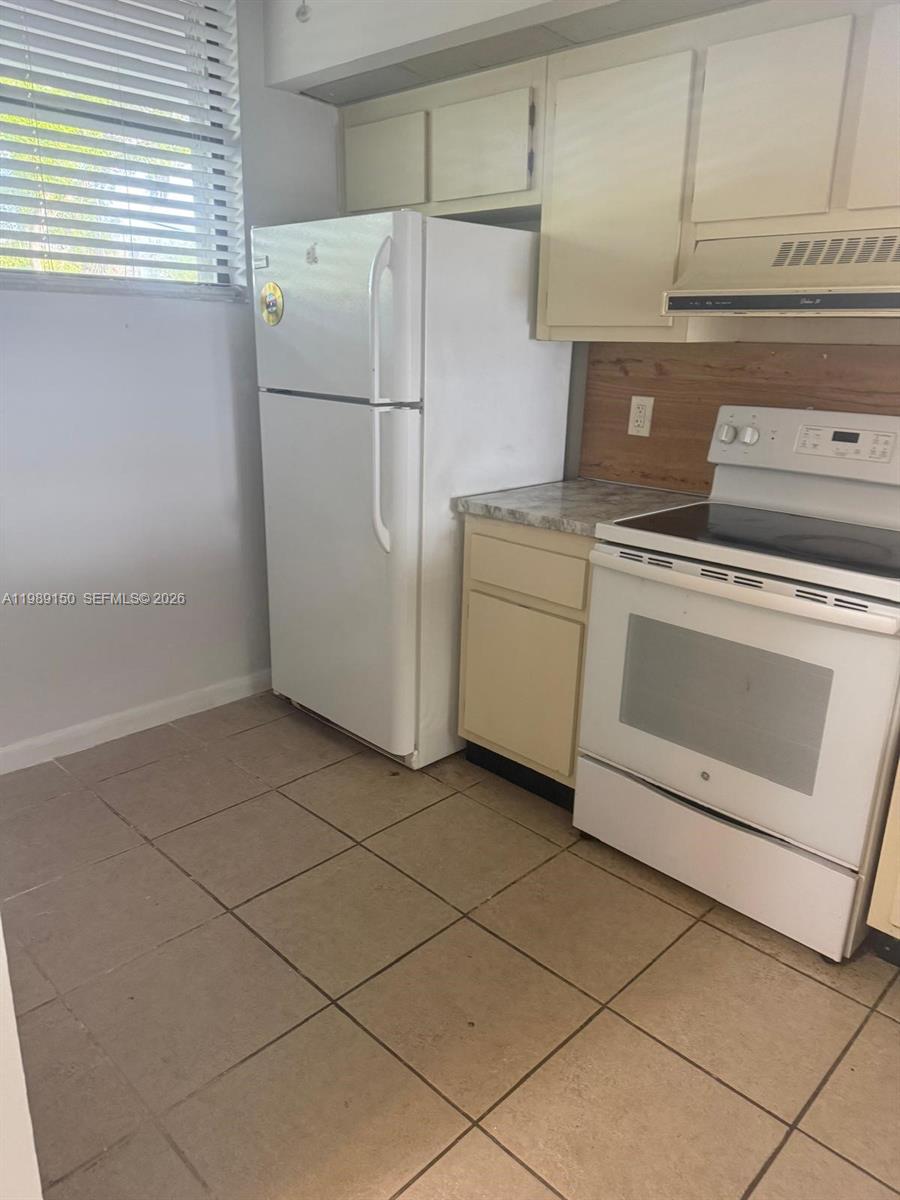 LAKE EMERALD CONDOMINIUM - Residential Lease