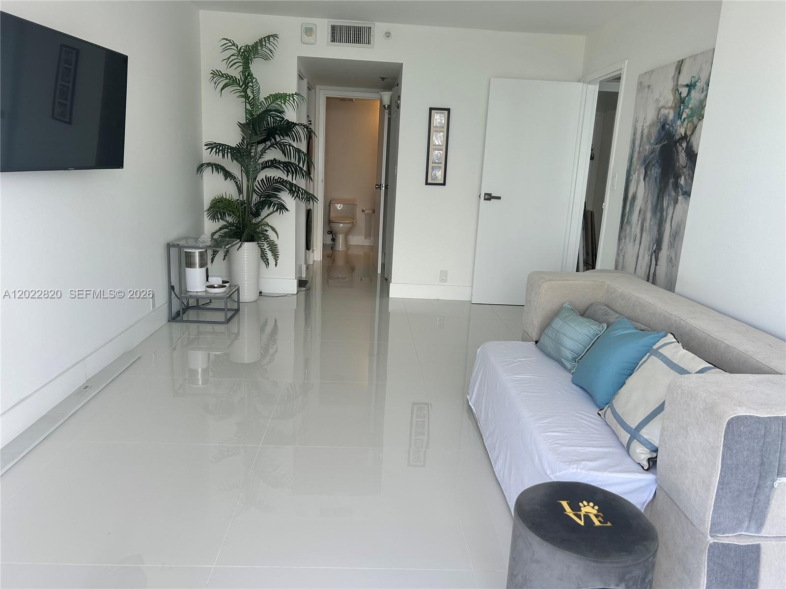 7601 E Treasure Dr 2012