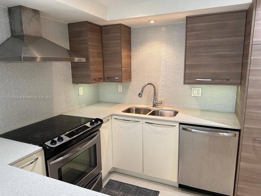 Spectacular condo in the best area of Hallandale Beach, just minutes from the beach, restaurants, and supermarkets. Fully remodeled with great taste, featuring 2 bedrooms and 1.5 bathrooms. Don’t miss out – it won’t last!