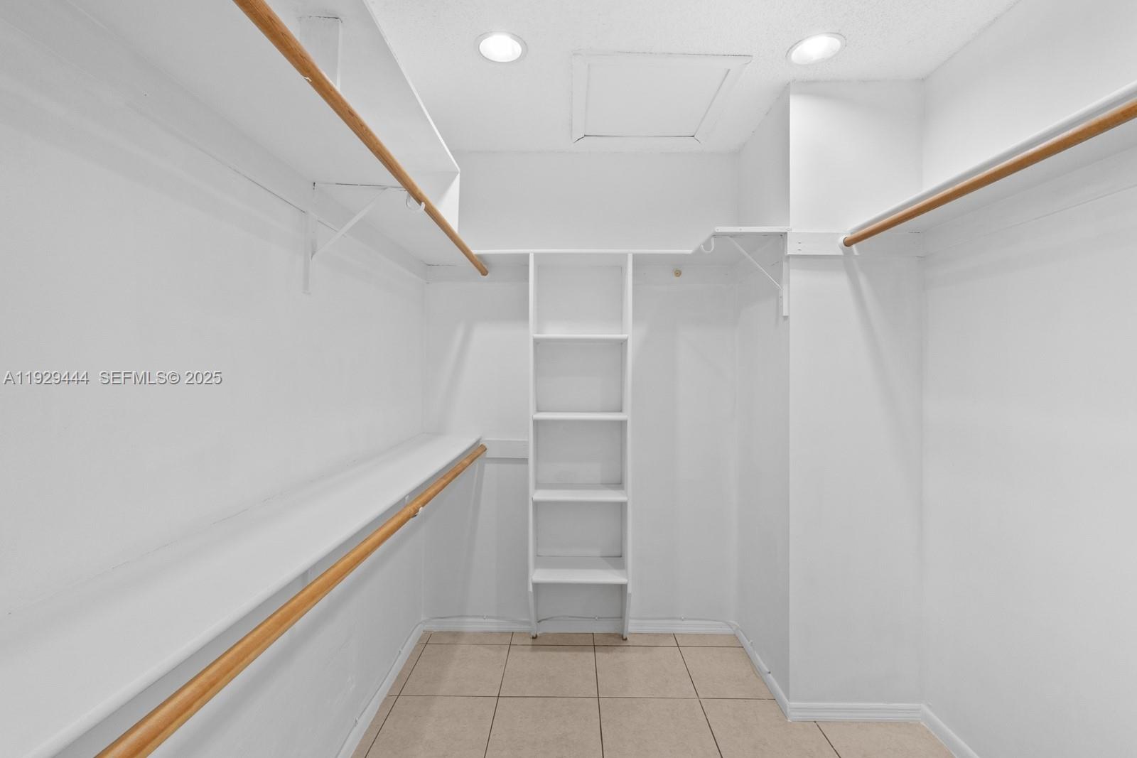 SUNRISE GOLF VILLAGE SEC - Residential Lease