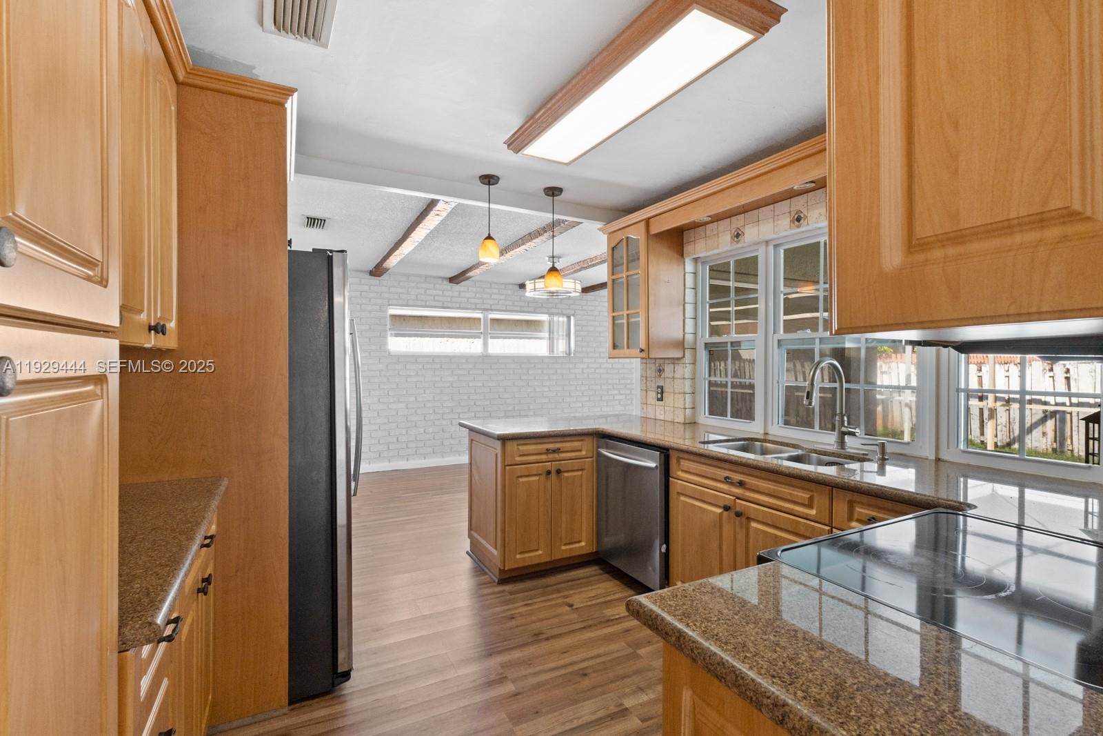 SUNRISE GOLF VILLAGE SEC - Residential Lease