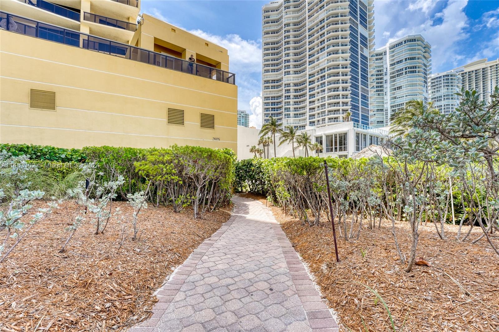 SAYAN CONDO - Residential