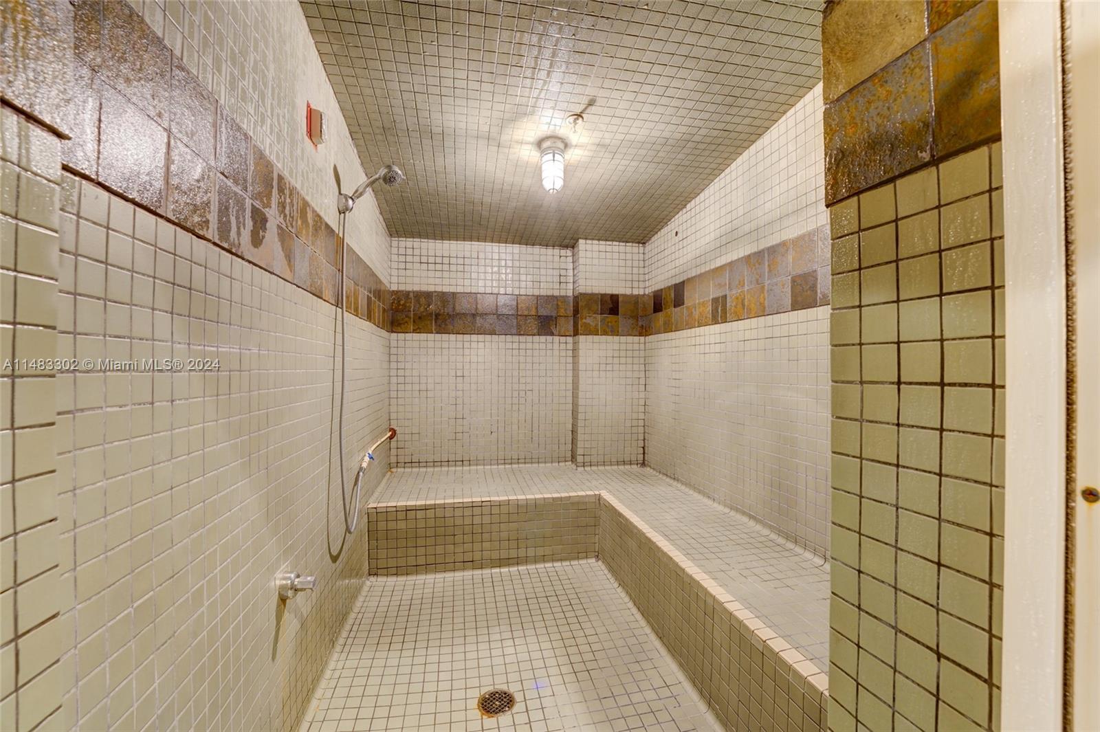 SAYAN CONDO - Residential