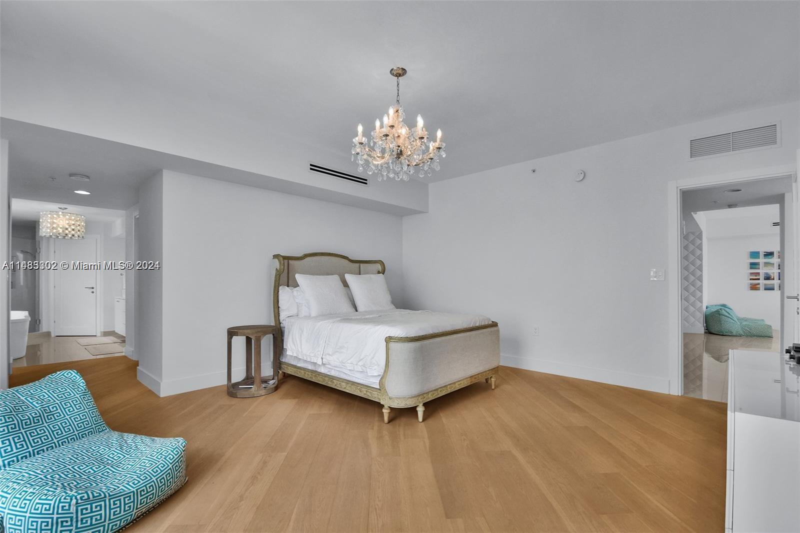 SAYAN CONDO - Residential