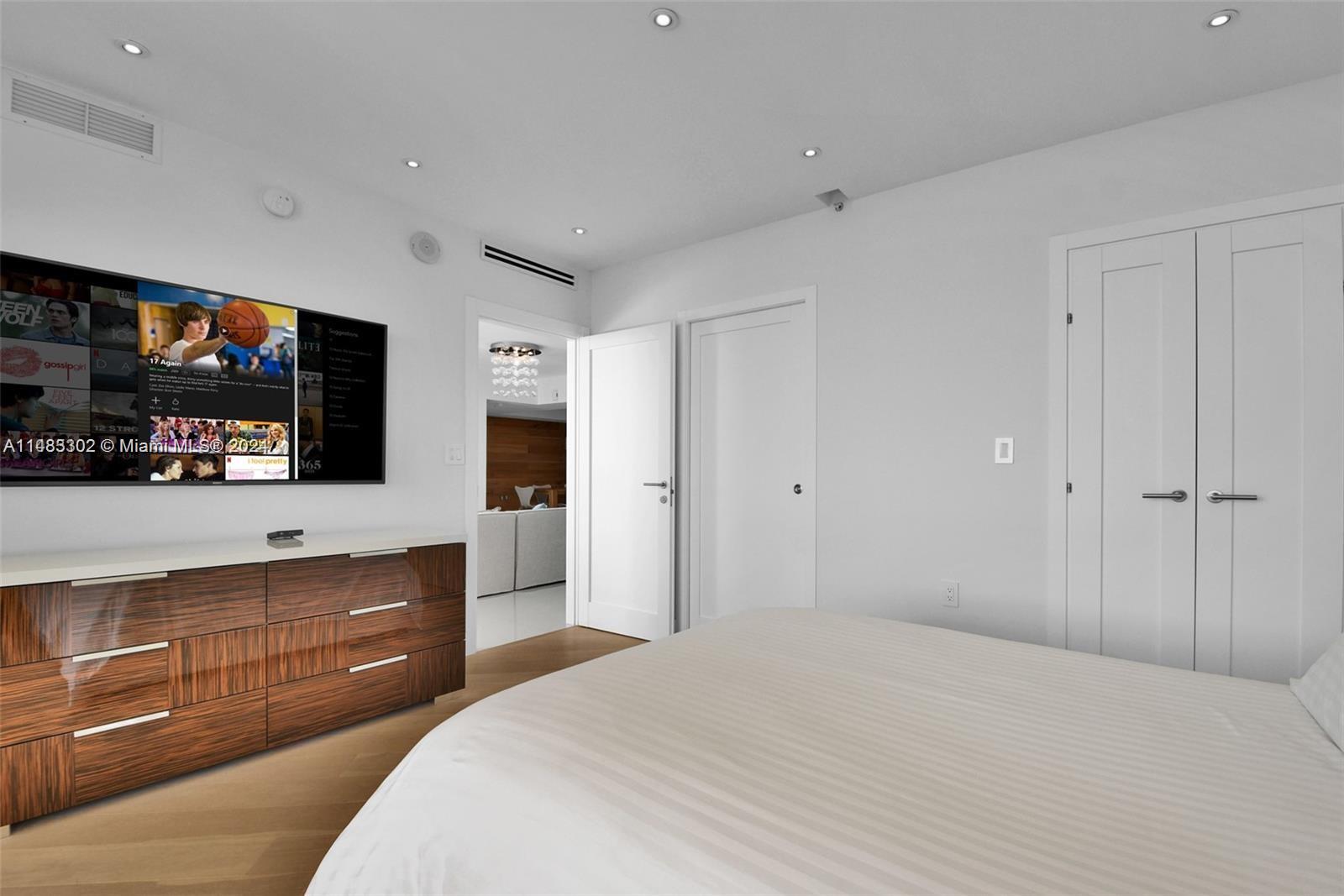 SAYAN CONDO - Residential