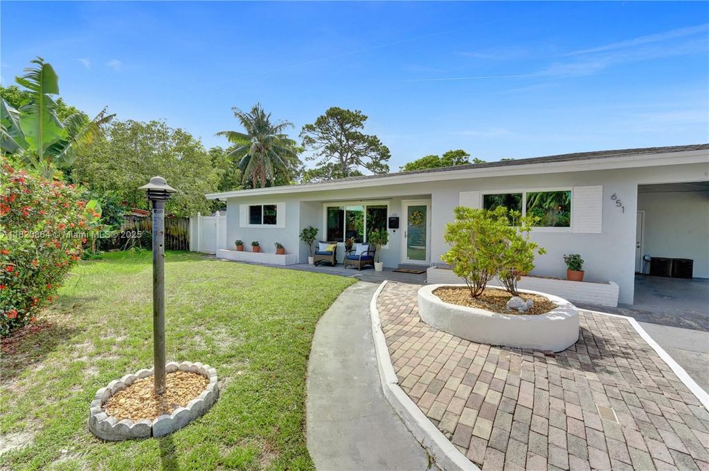 Photo of 651 E Evanston Cir, Fort Lauderdale, FL 33312 (MLS # A11820864)