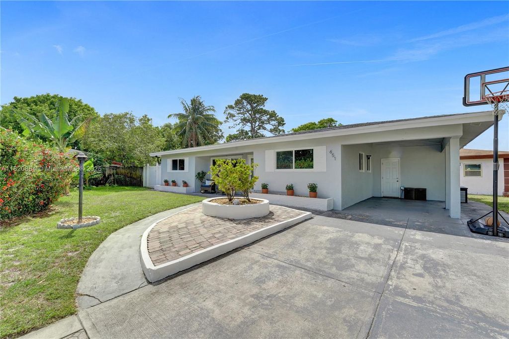 Photo of 651 E Evanston Cir, Fort Lauderdale, FL 33312 (MLS # A11820864)