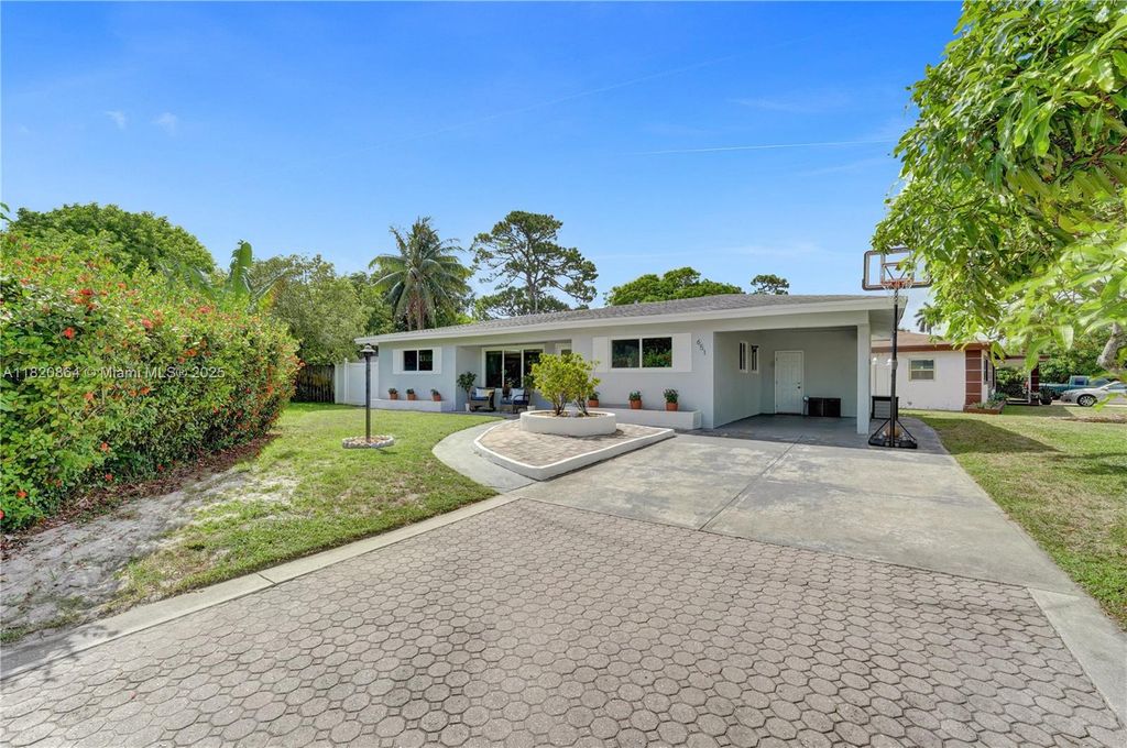 Photo of 651 E Evanston Cir, Fort Lauderdale, FL 33312 (MLS # A11820864)