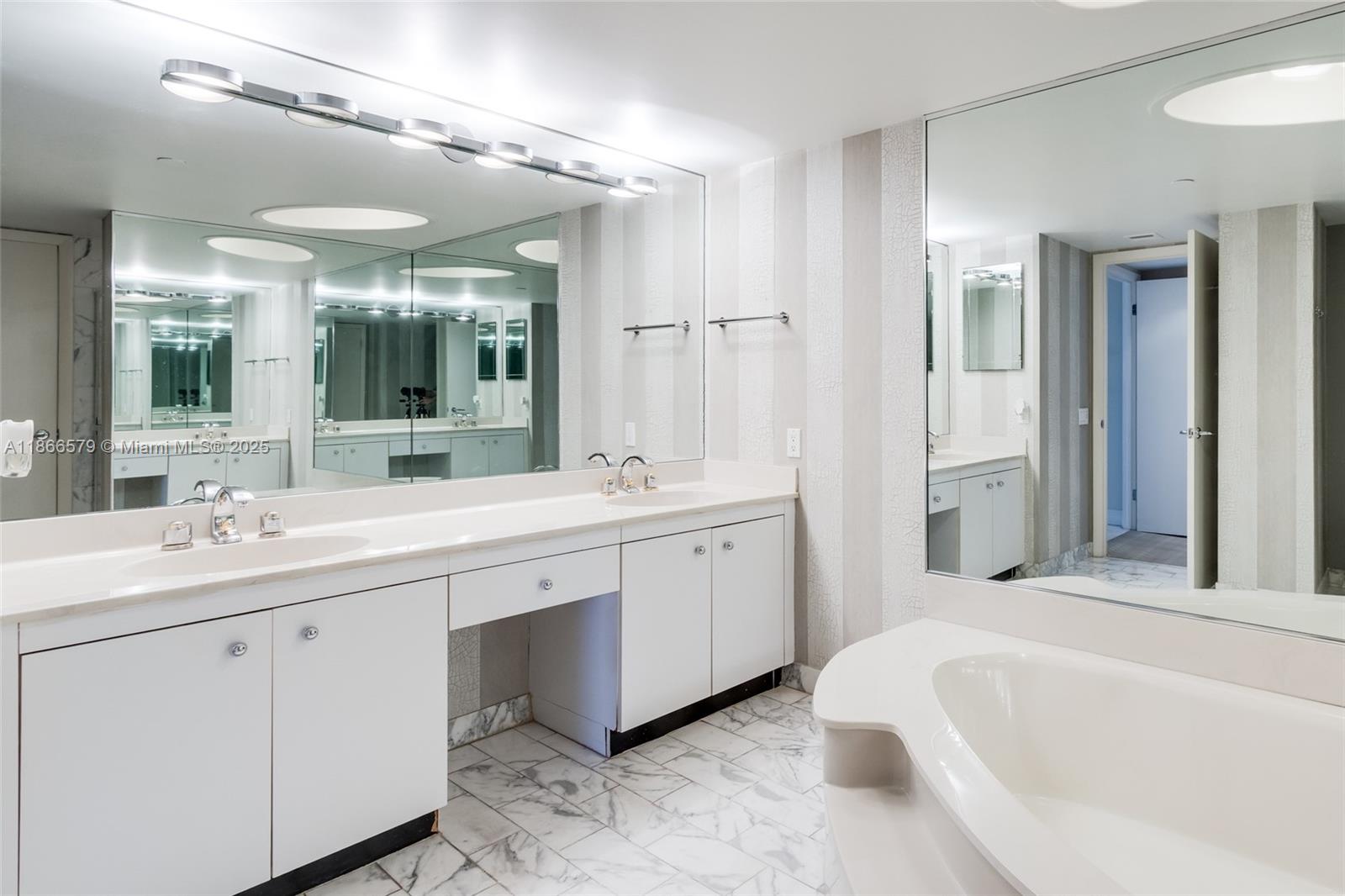 THE TOWERS OF QUAYSIDE CO - Residential