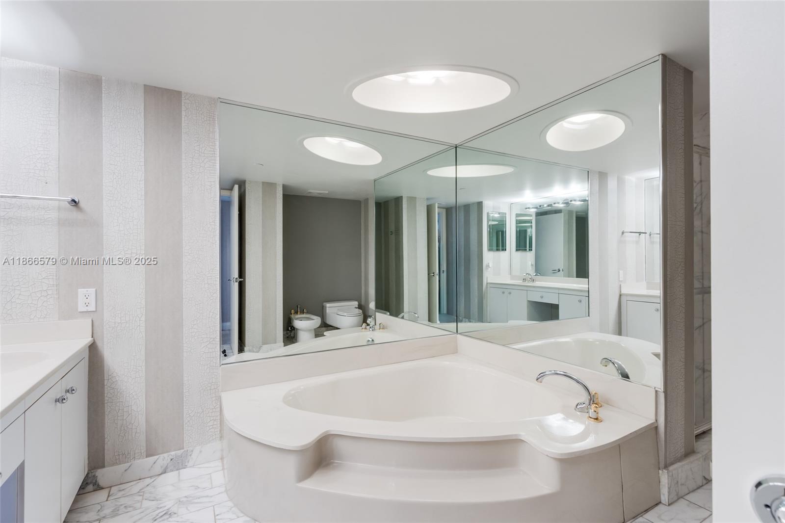 THE TOWERS OF QUAYSIDE CO - Residential