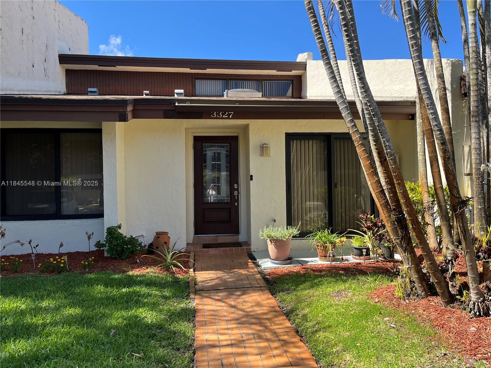 Charming & Rare Hollywood Townhouse – Priced to Sell!
This desirable 2-bedroom, 2-bathroom townhouse offers dual master suites with walk-in closets and a spacious, light-filled layout. Features include a natural wood ceiling, skylights, in-unit washer and dryer, screened-in patio, and a large fenced outdoor area—ideal for relaxing or entertaining.
Located in a quiet, sought-after neighborhood with top-rated schools and within walking distance to parks. Enjoy quick access to local shopping, dining, entertainment, and I-95 for an easy commute.