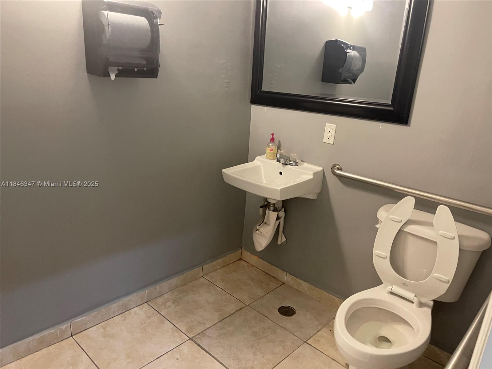 Main image without alt text