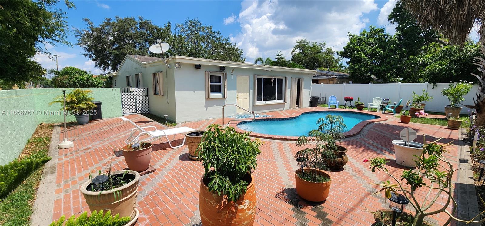 PALM LANE VILLA NO 5 - Residential