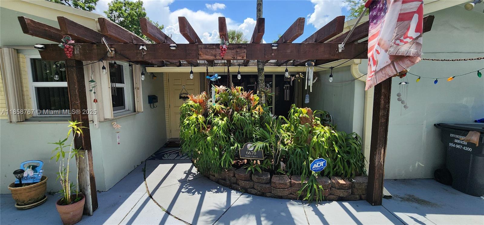 PALM LANE VILLA NO 5 - Residential