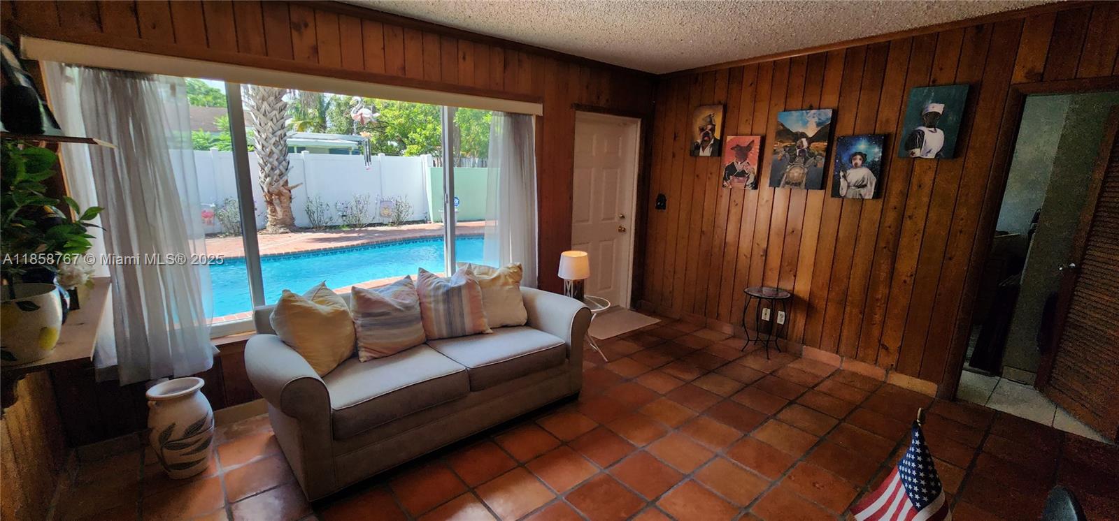 PALM LANE VILLA NO 5 - Residential