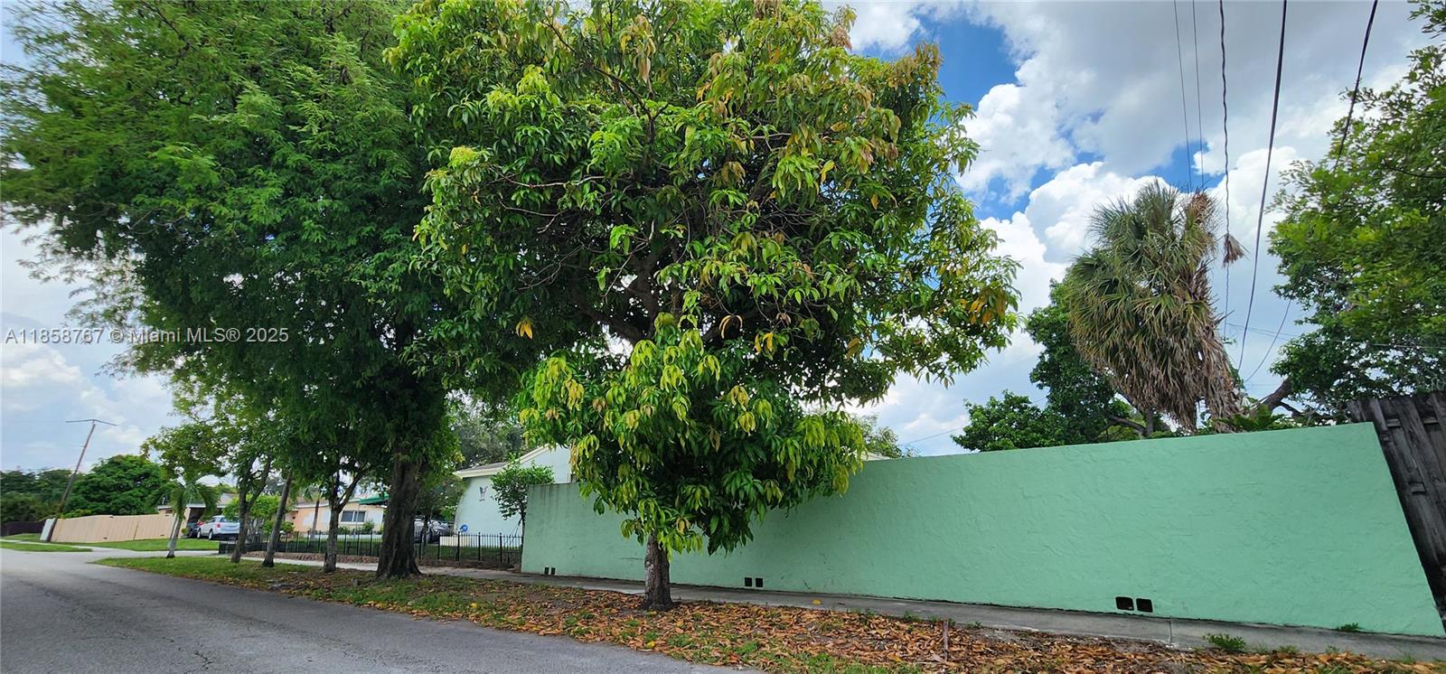 PALM LANE VILLA NO 5 - Residential