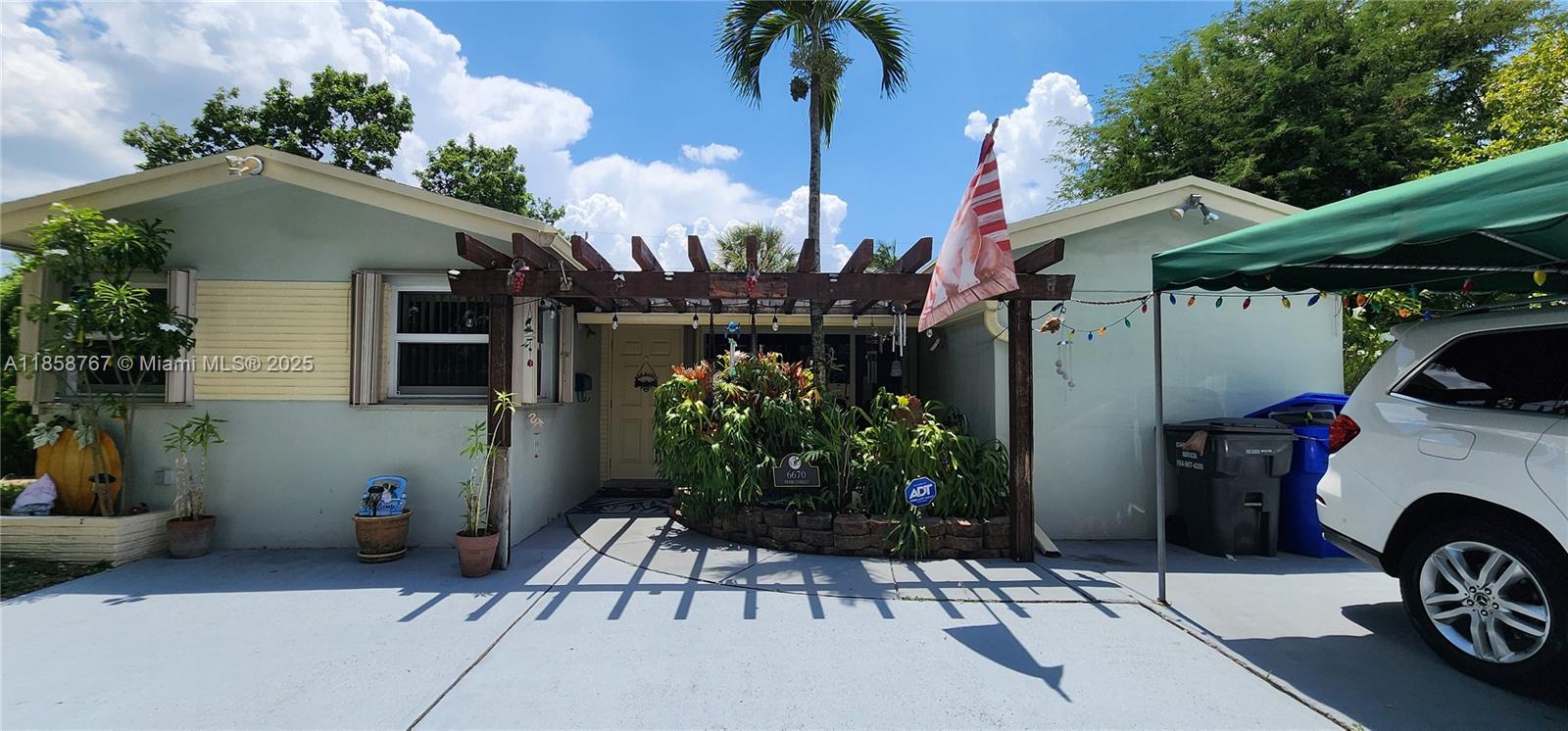 PALM LANE VILLA NO 5 - Residential