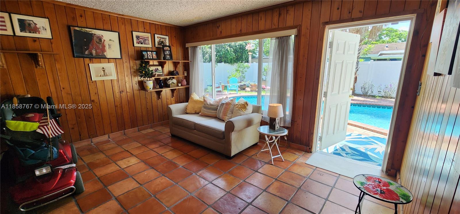 PALM LANE VILLA NO 5 - Residential