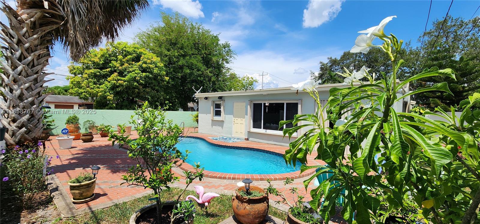 PALM LANE VILLA NO 5 - Residential