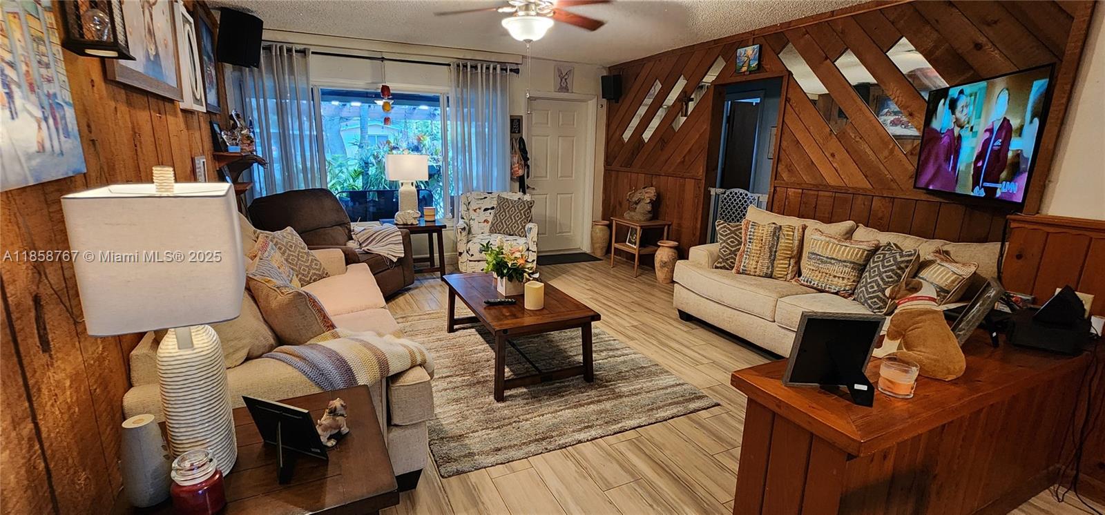 PALM LANE VILLA NO 5 - Residential