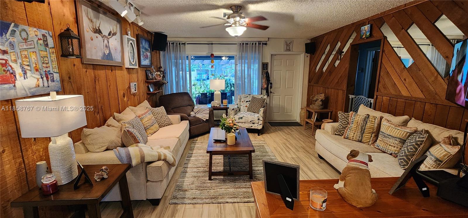 PALM LANE VILLA NO 5 - Residential