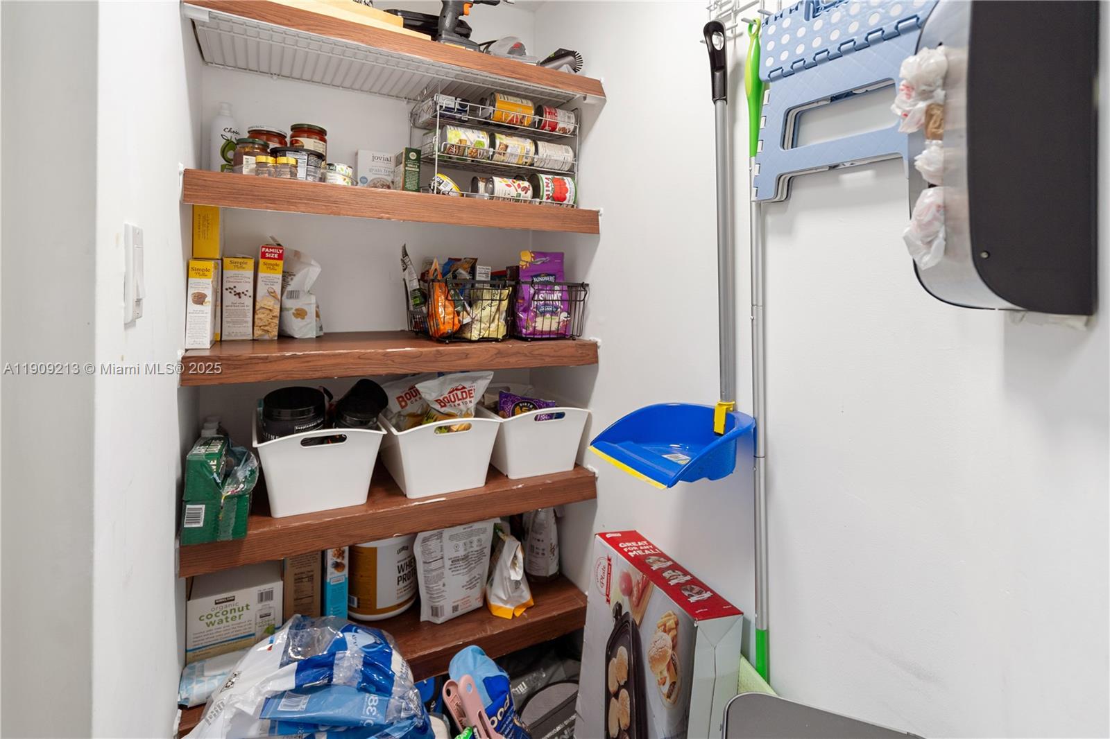 THE COURTS AT BAYSHORE II - Residential Lease