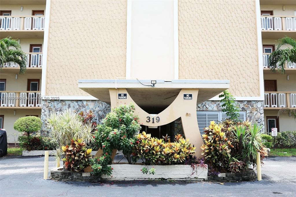 Photo of 319 NE 14th Ave #505, Hallandale Beach, FL 33009 (MLS # A11862580)