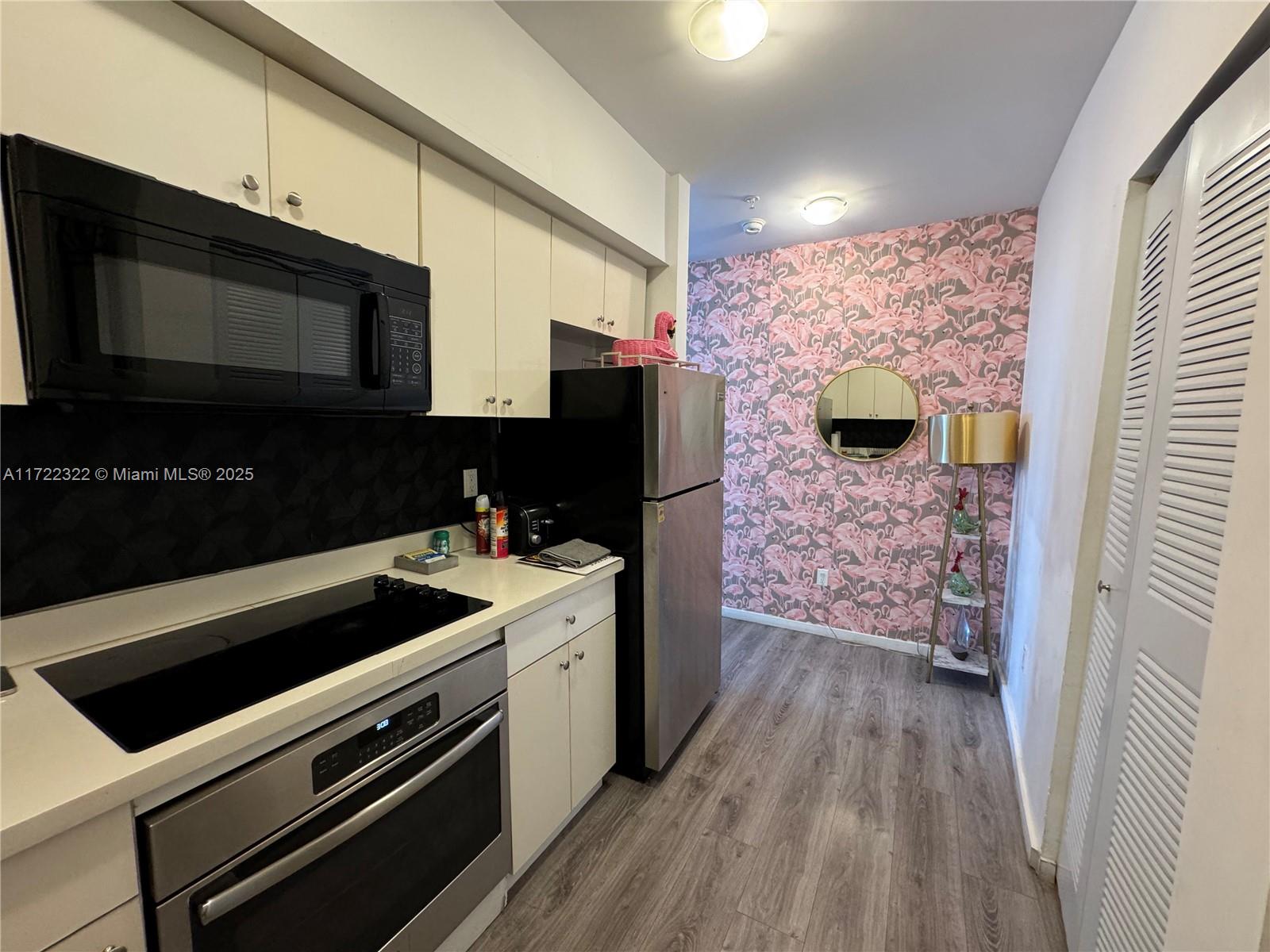 FIRST DECO CONDO - Residential