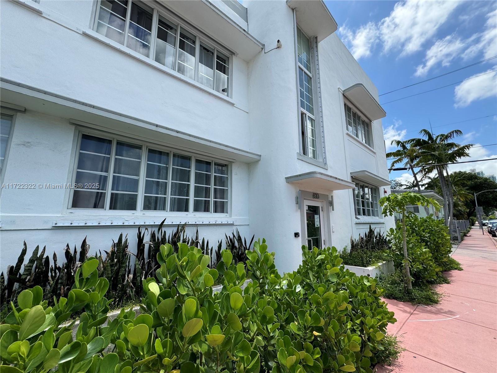 FIRST DECO CONDO - Residential