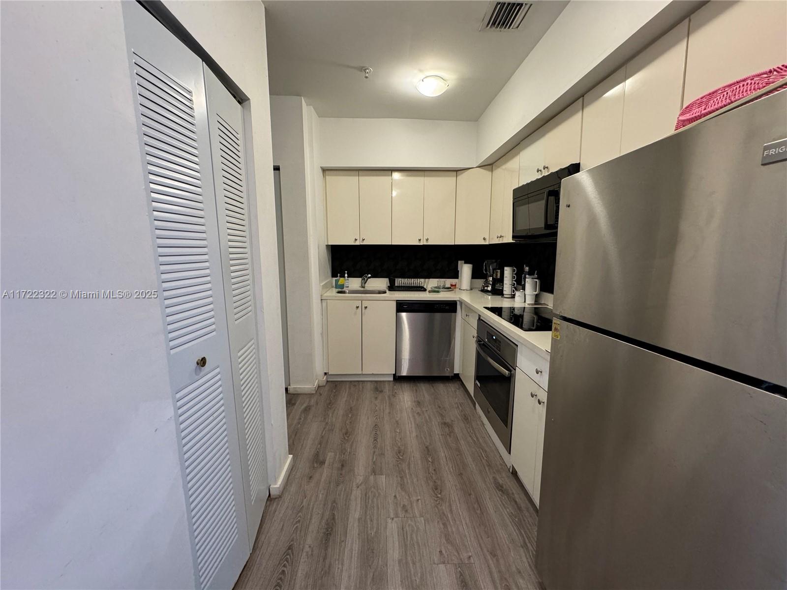 FIRST DECO CONDO - Residential